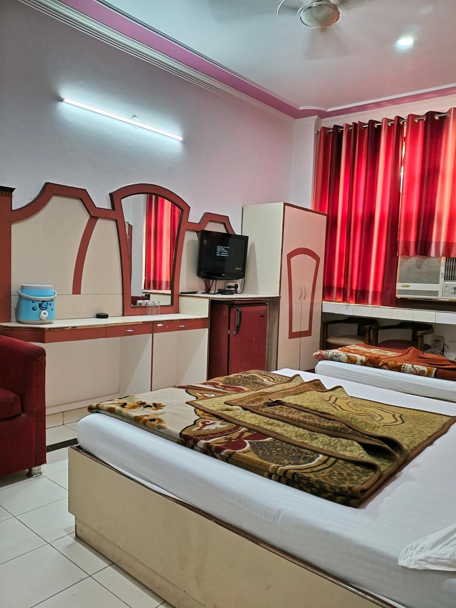 Hotel Yatri International New Delhi Eksteriør billede