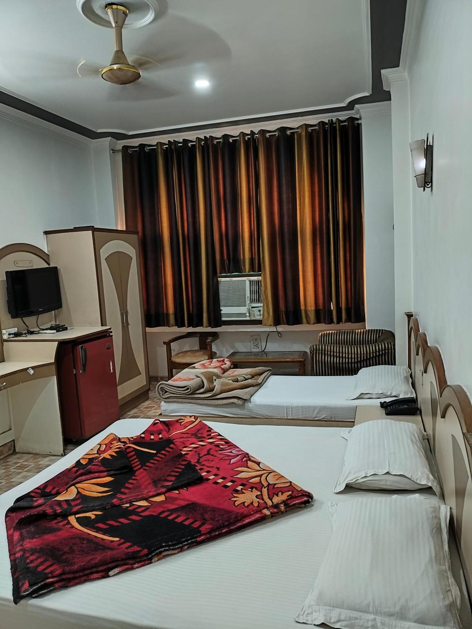 Hotel Yatri International New Delhi Værelse billede