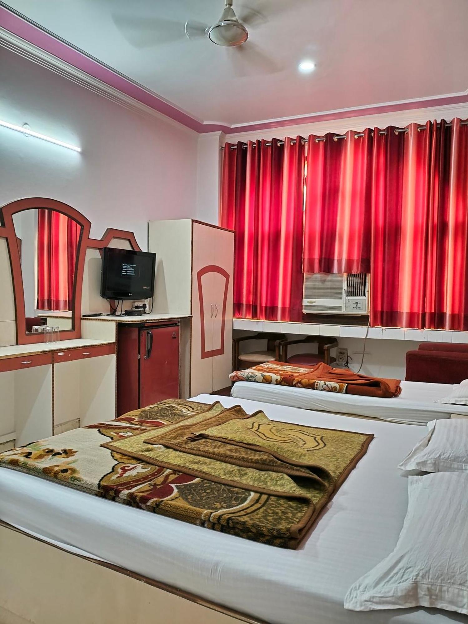 Hotel Yatri International New Delhi Værelse billede