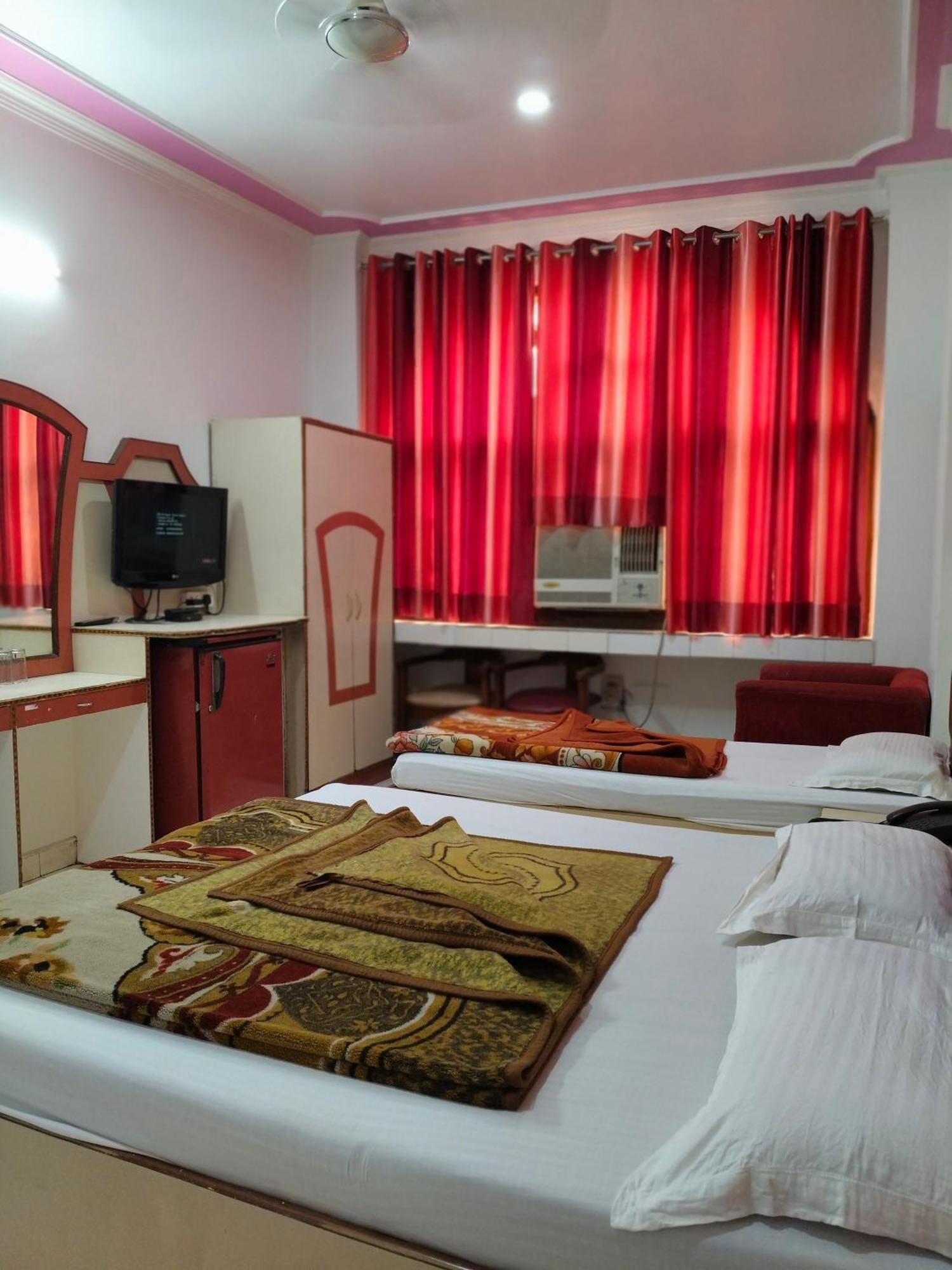 Hotel Yatri International New Delhi Værelse billede